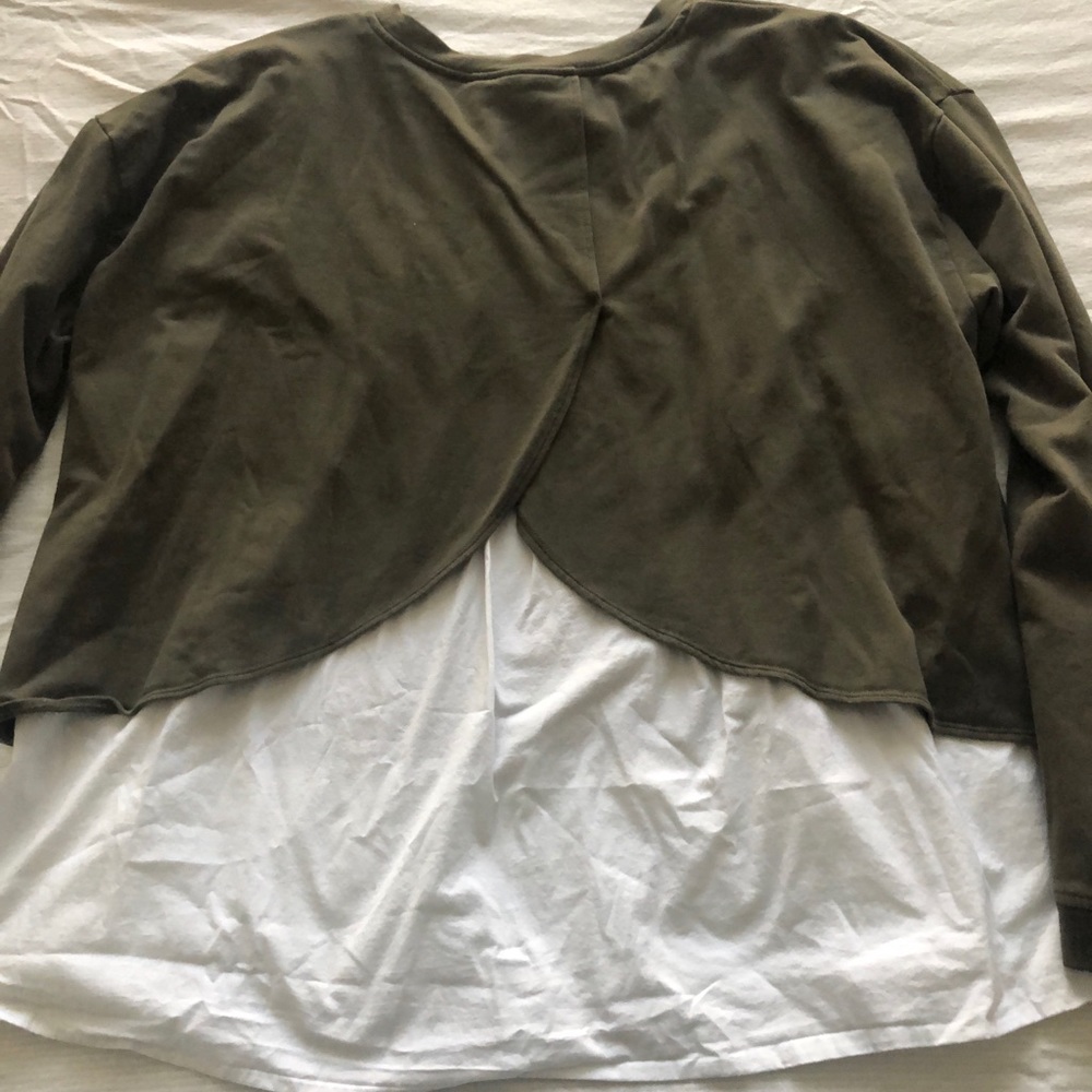 Two by Vince Camuto long sleeve olive top sz xl
